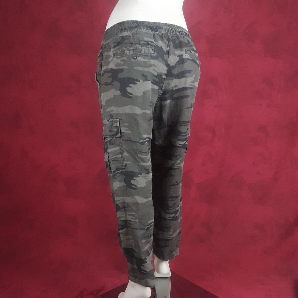 Distressed linen camo cargo distressed crop pants